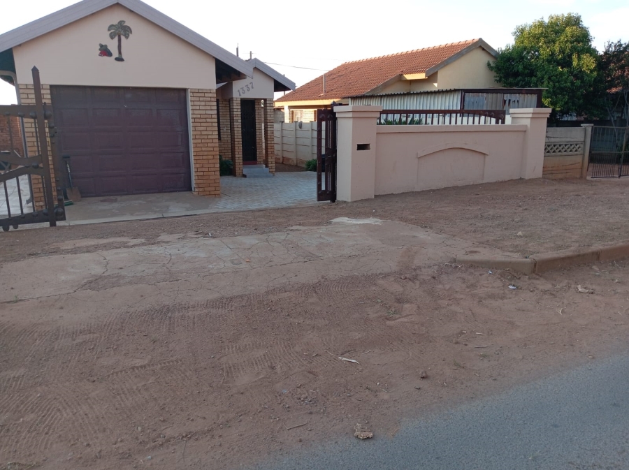 To Let 3 Bedroom Property for Rent in Jouberton North West